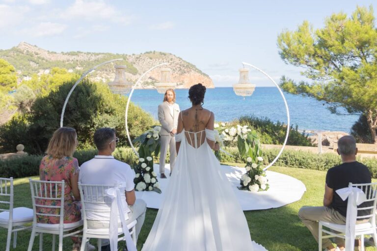 Cérémonie de mariage en bord de mer organisée par Alegria Weddings
